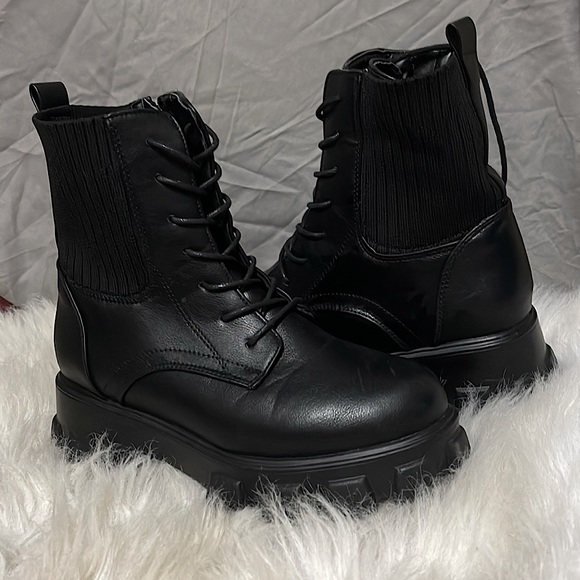 Black Chunky Heel Ankle Boots Size 6 Womens US - Picture 2 of 4